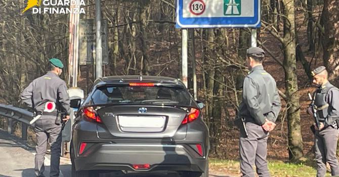 Sotto al sedile dell'auto 35 grammi di cocaina. Denunciato un italiano al confine con la Svizzera