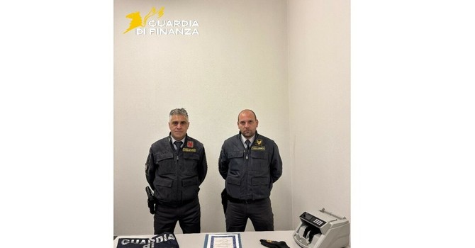 Entra in Italia al valico di Chiasso con un titolo azionario da oltre 100mila franchi: scatta il sequestro della Guardia di Finanza