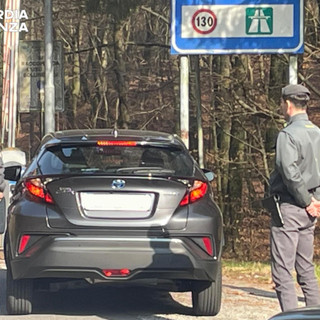 Sotto al sedile dell'auto 35 grammi di cocaina. Denunciato un italiano al confine con la Svizzera