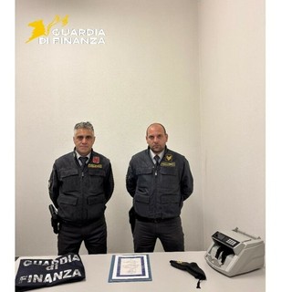 Entra in Italia al valico di Chiasso con un titolo azionario da oltre 100mila franchi: scatta il sequestro della Guardia di Finanza