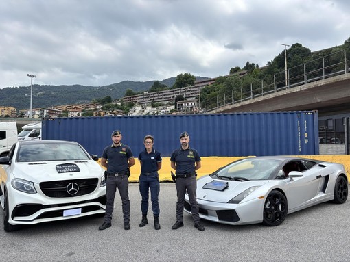 Le auto sequestrate al confine con la Svizzera
