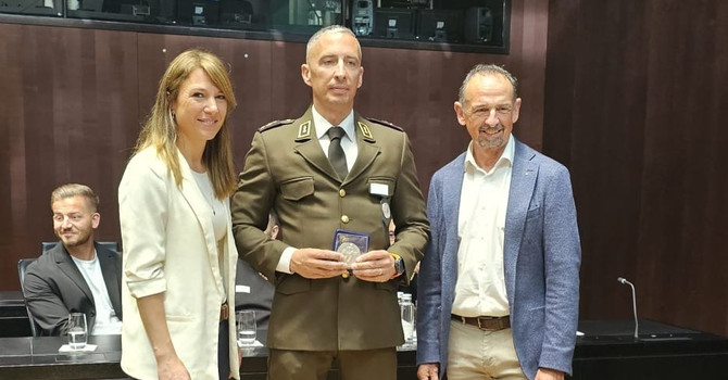 La premiazione dell'agente della polizia cantonale
