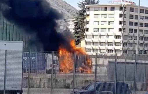 L'incendio in un'immagine tratta da un video pubblicato su www.laprovinciadicomo.it