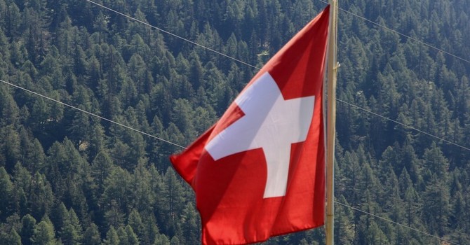 Svizzera, bocciata l’iniziativa sulla neutralità: il 70,2% vota No