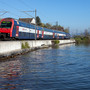 Un treno che corre lungo il lago per unire Locarno a Verbania