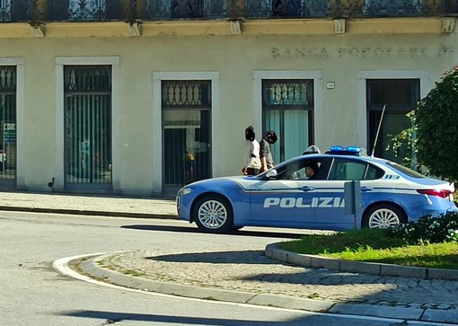 Mascherato da lupo spaventa i passanti con un'ascia finta: denunciato un 42enne svizzero
