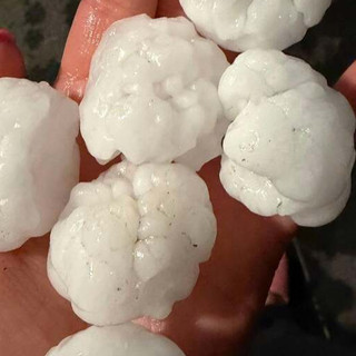 La grandine che ha colpito il Ticino e il Mendrisiotto nelle foto degli utenti dell'App MeteoSwiss proposte da MeteoSvizzera/2