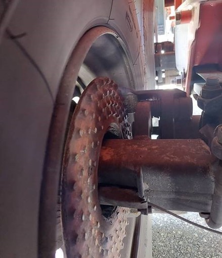 Camion italiano con freno rotto sulle strade del Canton Ticino: scatta lo stop della polizia cantonale