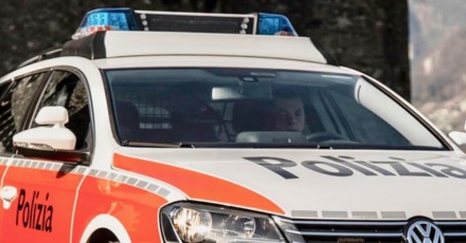 Esce di strada con l'auto e finisce contro un muro: automobilista muore in Canton Ticino Esce di strada con l'auto e finisce contro un muro: automobilista muore in Canton Ticino