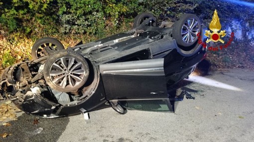 Auto va a sbattere e si ribalta, ferita una 45enne svizzera