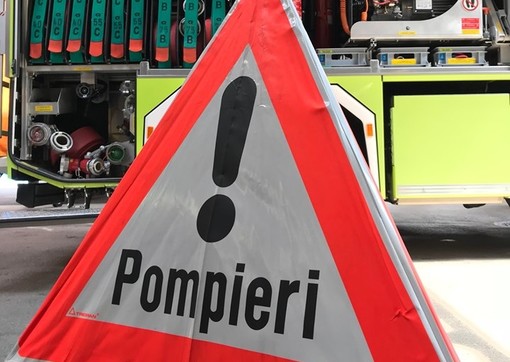 Incendio in un capannone industriale in Canton Ticino, in azione i vigili del fuoco