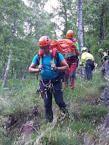 Escursionista svizzera si frattura una gamba, soccorsi in azione