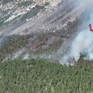 Abruzzo in fiamme, droni e Canadair in azione per spegnere gli incendi