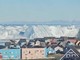Grosso iceberg si spezza e si capovolge davanti alle coste della Groenlandia