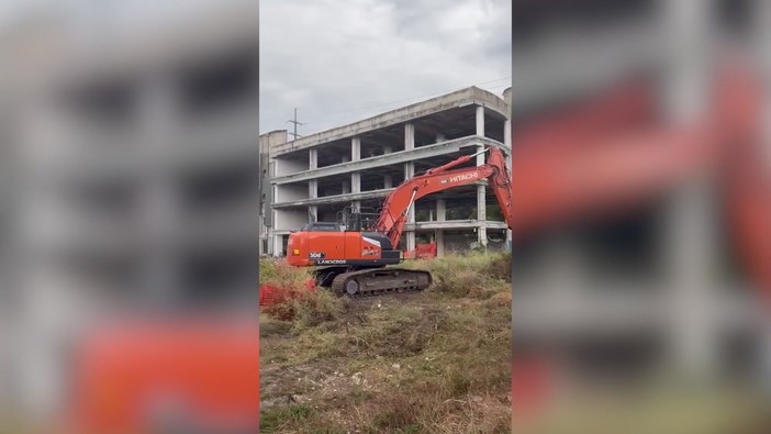 'Palazzo della droga' a Roma, iniziata la demolizione a Tor Sapienza