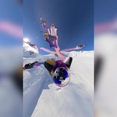 Il volo spettacolare di 8 piloti con tuta alare sopra il Monte Bianco