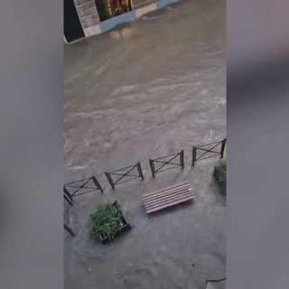 Maltempo in Liguria, a Chiavari auto come gommoni sulle strade