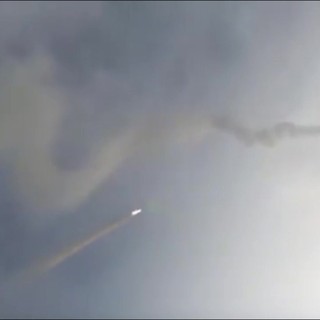 Iran colpisce basi americane in Kuwait e Bahrein, i video dei missili di Teheran