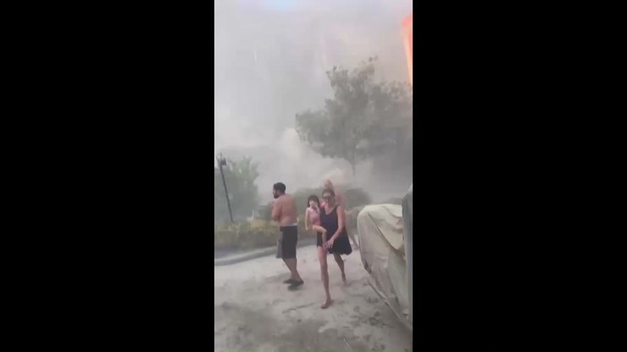 Terremoto a Napoli, il crollo a Pozzuoli: "Chiamate i pompieri". La paura e il sollievo