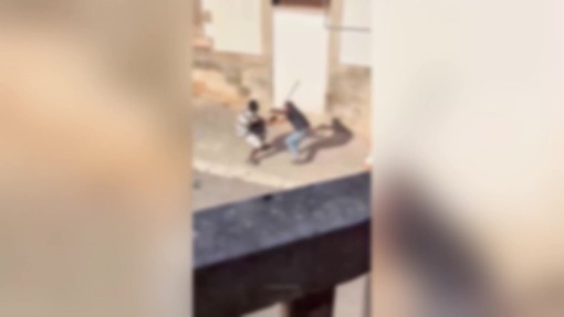 Paura a Martina Franca, colpisce persone e auto con spranga: passanti lo picchiano e lo bloccano a terra