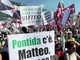 Pontida, dalle t-shirt ai cori sul pratone è derby tra 'nordisti' e 'salviniani'