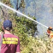 Incendio a Castel Porziano, Canadair in azione a Ostia Incendio a Castel Porziano, Canadair in azione a Ostia