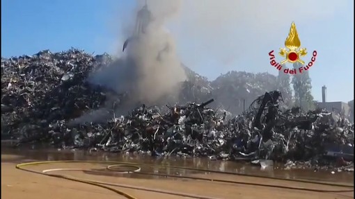 Venezia, a Porto Marghera cumuli di rottami metallici prendono fuoco per il caldo estremo Venezia, a Porto Marghera cumuli di rottami metallici prendono fuoco per il caldo estremo