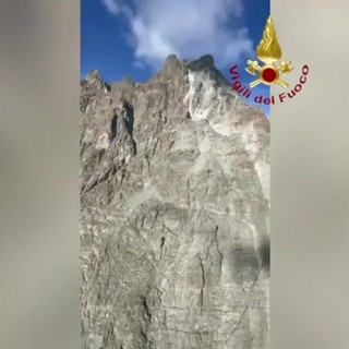 Frana si stacca dal Monviso, le immagini del sorvolo dei vigili del fuoco dopo il crollo