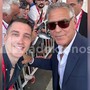 Prende due settimane di ferie per scattarsi selfie con le star, a Venezia 2026 c'è "l'acchiappavip"