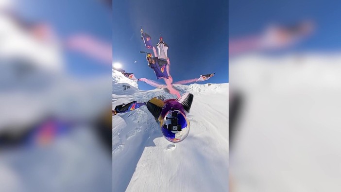 Il volo spettacolare di 8 piloti con tuta alare sopra il Monte Bianco