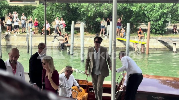Venezia 83, bagno di folla per Robert Pattinson: l'arrivo al Lido per 'Primetime'