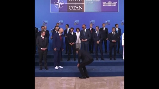 Trump 'boccia' le sneaker di Rama al vertice Nato Trump 'boccia' le sneaker di Rama al vertice Nato