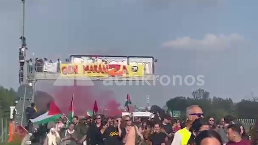 Cortei a Milano, manifestanti bloccano tangenziale e spunta lo striscione 'Gen Maranza' Cortei a Milano, manifestanti bloccano tangenziale e spunta lo striscione 'Gen Maranza'