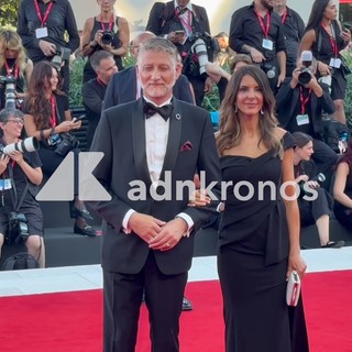 Venezia 83, il ministro Giuli sul red carpet con i colori della Palestina