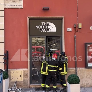 Crollo in un negozio a Roma, il racconto di un dipendente: "Un rumore improvviso e tanta paura"