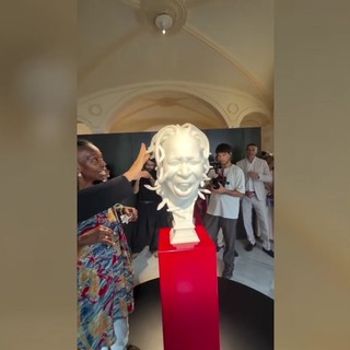 Whoopi Goldberg versione Medusa, svelata a Capri l'opera di Jago