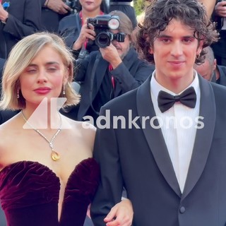 Venezia 83, l'eleganza dei conduttori Greta Scarano e Nicolas Maupas sul primo red carpet