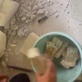 Tre milioni di euro nascosti nei muri, blitz anticamorra nel Napoletano Tre milioni di euro nascosti nei muri, blitz anticamorra nel Napoletano