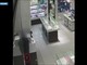Rapina con pistola in una gioielleria a Firenze, il video delle minacce a un dipendente e la fuga con oltre 100mila euro Rapina con pistola in una gioielleria a Firenze, il video delle minacce a un dipendente e la fuga con oltre 100mila euro