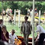 Venezia 83, bagno di folla per Robert Pattinson: l'arrivo al Lido per 'Primetime'