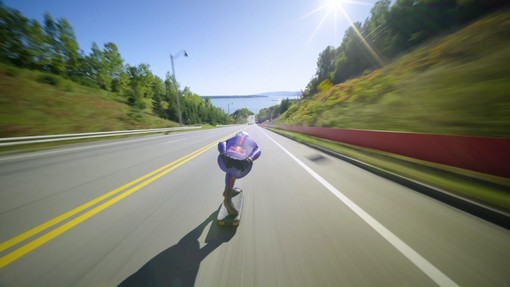 Con lo skateboard a 150 km orari, il record da brividi Con lo skateboard a 150 km orari, il record da brividi