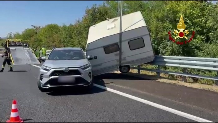 Trieste, sbanda con l'auto e si ritrova la roulotte in bilico sul guardrail