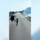 Drone ucraino colpisce camion russo, il video girato dal conducente Drone ucraino colpisce camion russo, il video girato dal conducente