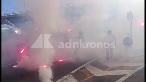Cortei a Genova, studenti e lavoratori uniti: "Fermare le armi non è reato"