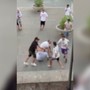 Giovani pestano a sangue un anziano in piazza nel Napoletano, il video choc