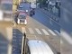 Pompei, dagli scooter in corsa spingono a terra un anziano in bicicletta