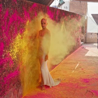 I colori e i volti dell'India nel calendario Pirelli 2027, il video del backstage I colori e i volti dell'India nel calendario Pirelli 2027, il video del backstage