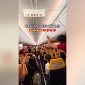 Scoprono in aereo la vittoria della Spagna ai Mondiali, la festa dopo l'annuncio del pilota Scoprono in aereo la vittoria della Spagna ai Mondiali, la festa dopo l'annuncio del pilota