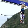 Con 600 monkey bar attraversa un ponte a 200 metri d'altezza: l'impresa di van Tonder Con 600 monkey bar attraversa un ponte a 200 metri d'altezza: l'impresa di van Tonder