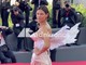 Venezia 83, Bianca Balti un angelo sul red carpet: il look con le ali incanta il Lido
